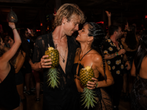 Pareja swinger en un club liberal
